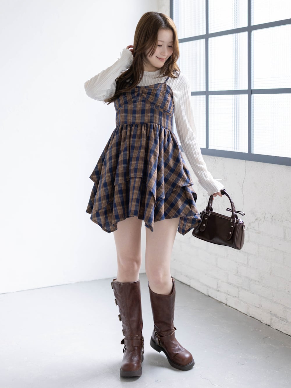 ホワイト系のTシャツ/カットソー、ブルー系のワンピース、ブラウン系のブーツを着用したレディースの春コーディネートの5枚目の写真