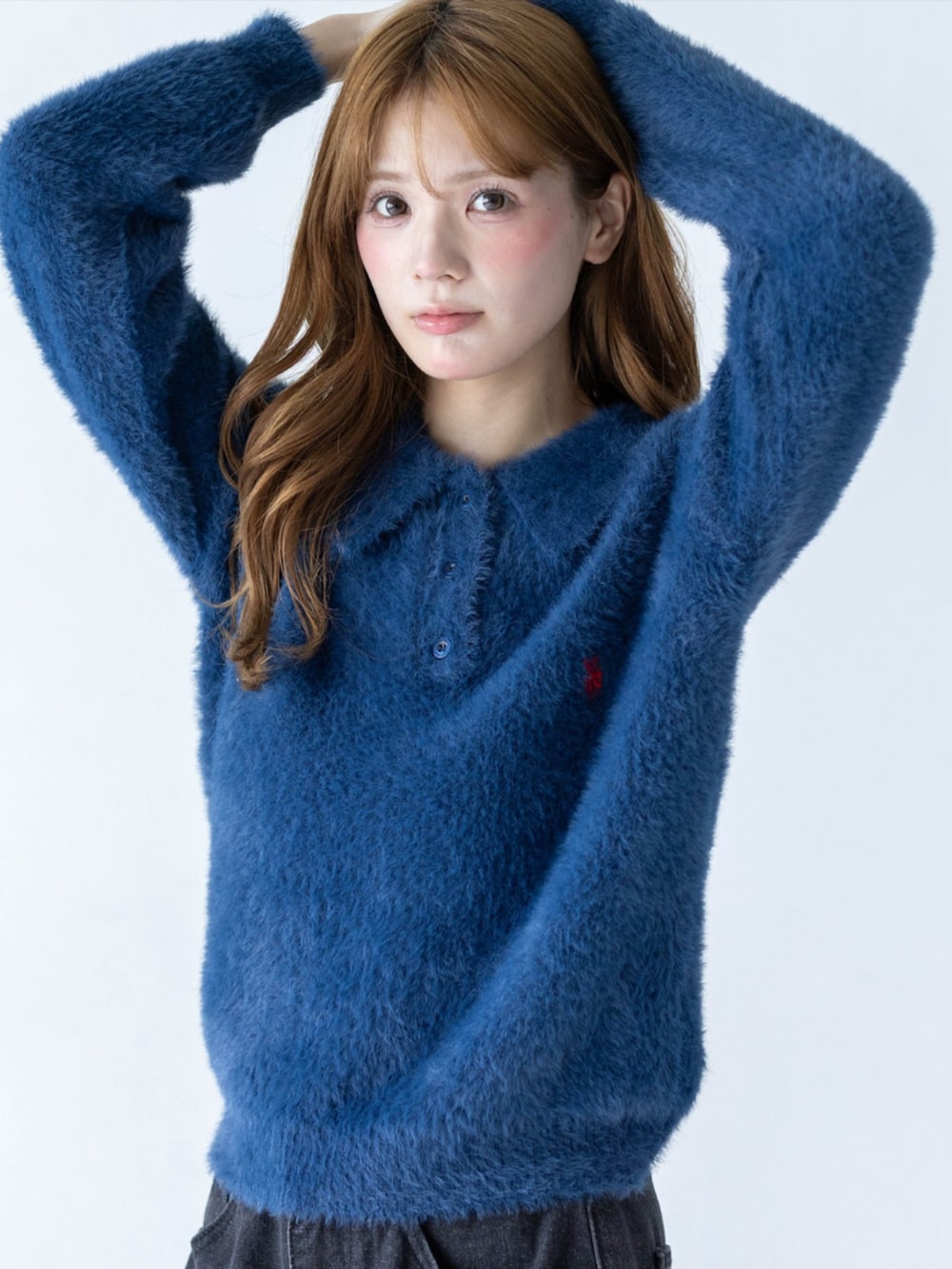 ブラック系のデニムパンツ、イエロー系のスニーカー、ブルー系のニット/セーターを着用したレディースの秋コーディネートの10枚目の写真