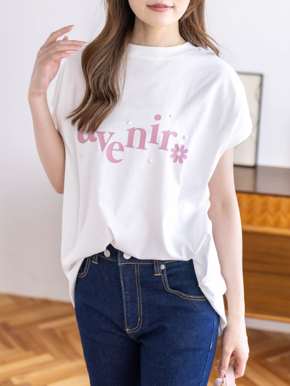 ブルー系のデニムパンツ、ホワイト系のパンプス、ホワイト系のTシャツ/カットソーを着用したレディースの春コーディネートの5枚目の写真