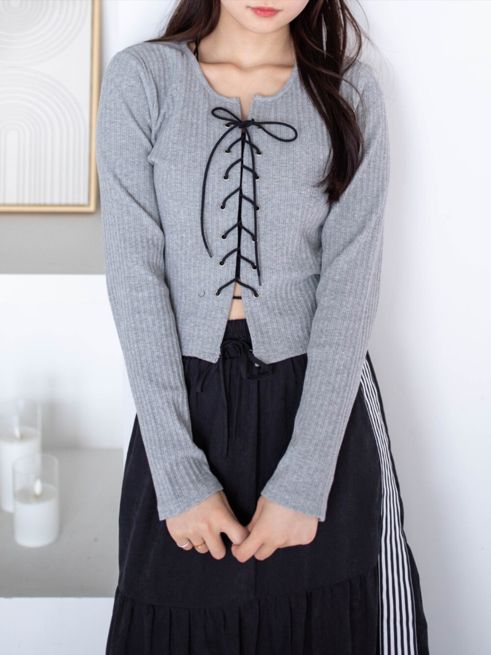 ブラック系のスカート、グレー系のTシャツ/カットソーを着用したレディースの夏コーディネートの5枚目の写真
