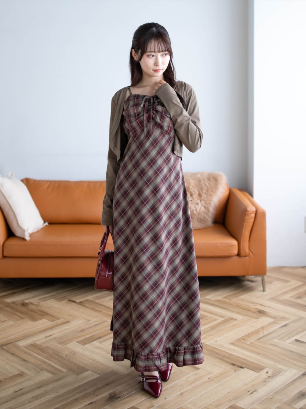 レッド系のパンプス、ブラウン系のカーディガン/ボレロ、レッド系のワンピースを着用したレディースの夏コーディネートの4枚目の写真