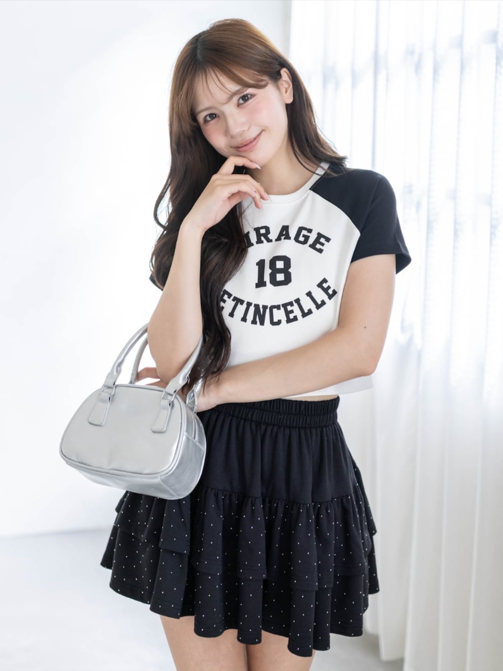 ブラック系のスカート、シルバー系のスニーカー、ブラック系のTシャツ/カットソーを着用したレディースの春コーディネートの4枚目の写真
