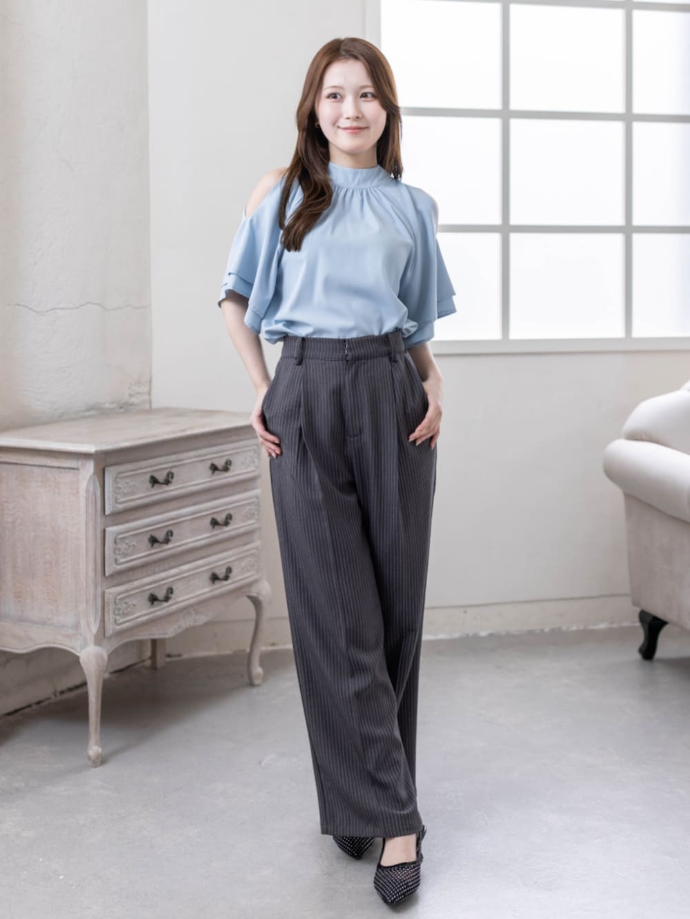 グレー系のシャツ/ブラウス、ブラック系のパンプス、グレー系のスラックスを着用したレディースの春コーディネートの2枚目の写真