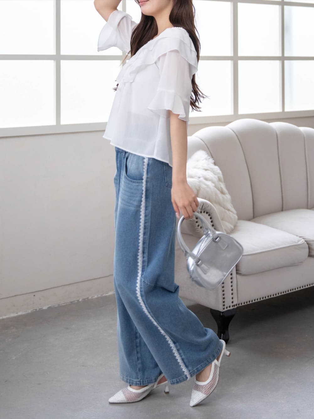 ホワイト系のパンプス、ブルー系のデニムパンツ、ホワイト系のシャツ/ブラウスを着用したレディースの夏コーディネートの3枚目の写真