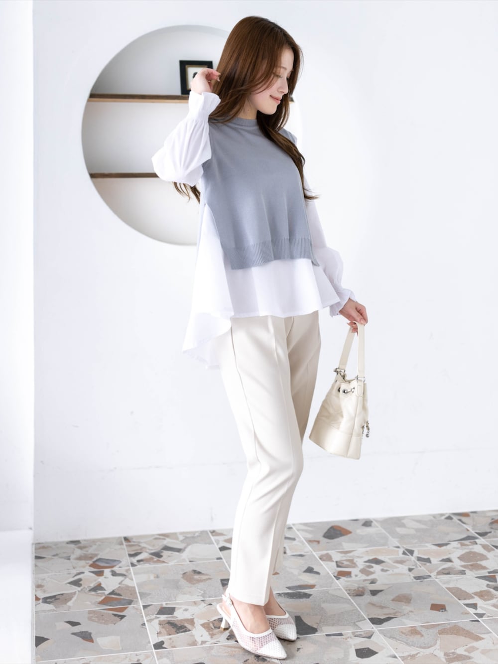 ホワイト系のその他パンツ、グレー系のシャツ/ブラウスを着用したレディースの冬コーディネートの3枚目の写真