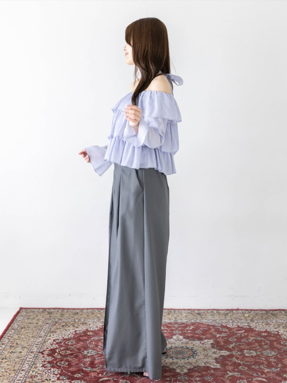 シルバー系のパンプス、グレー系のその他パンツ、ブルー系のシャツ/ブラウスを着用したレディースの夏コーディネートの3枚目の写真