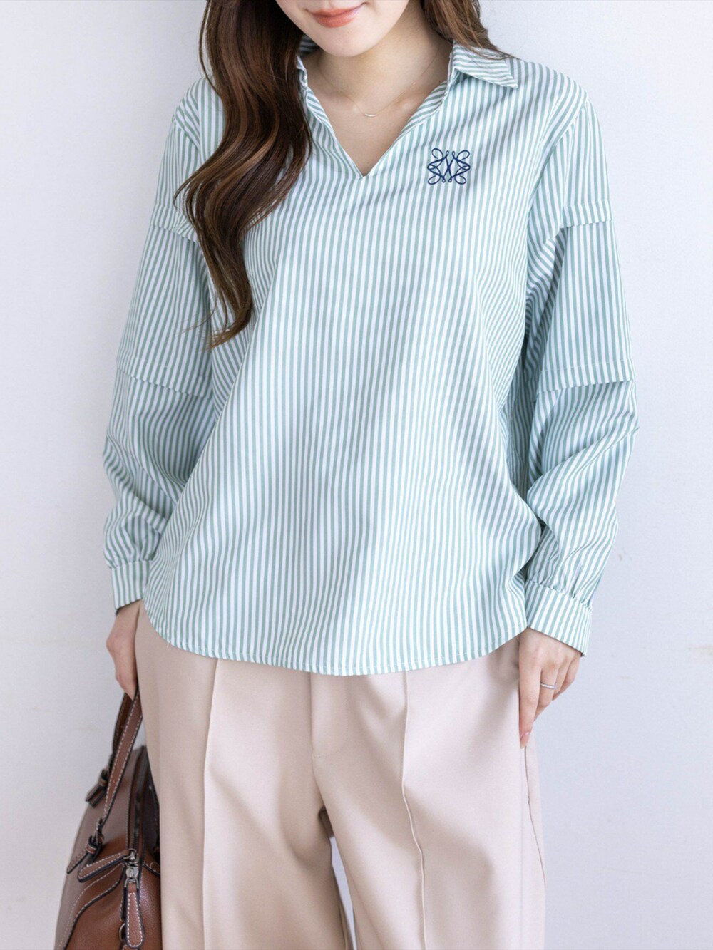 ベージュ系のその他パンツ、グリーン系のシャツ/ブラウスを着用したレディースの冬コーディネートの4枚目の写真