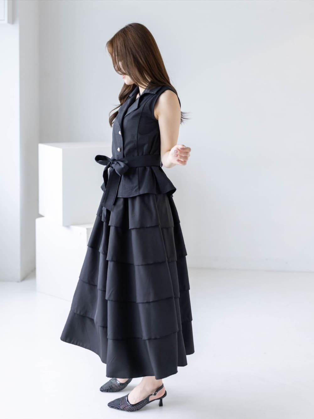 ブラック系のパンプス、ブラック系のワンピース、ブラック系のシャツ/ブラウスを着用したレディースの夏コーディネートの2枚目の写真