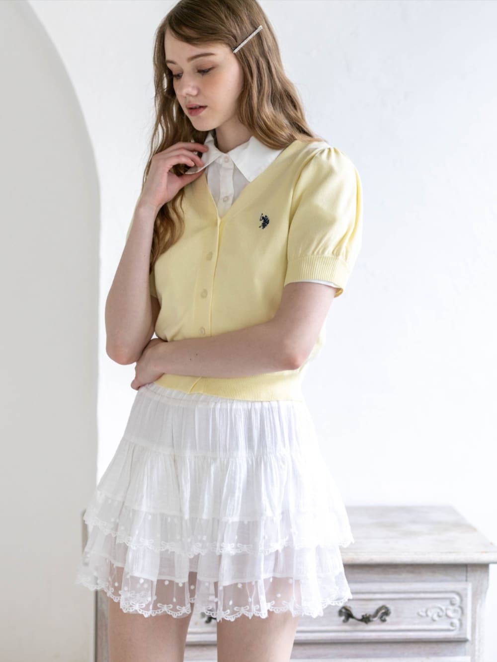 シルバー系のパンプス、ホワイト系のシャツ/ブラウス、ホワイト系のスカートを着用したレディースの夏コーディネートの7枚目の写真