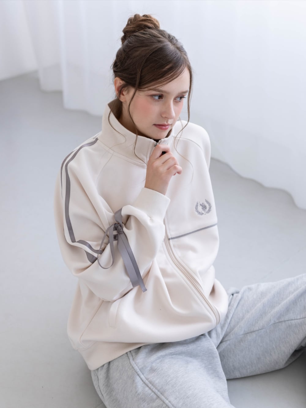 ゴールド系のスニーカー、グレー系のスウェットパンツ、ホワイト系のTシャツ/カットソーを着用したレディースの秋コーディネートの6枚目の写真