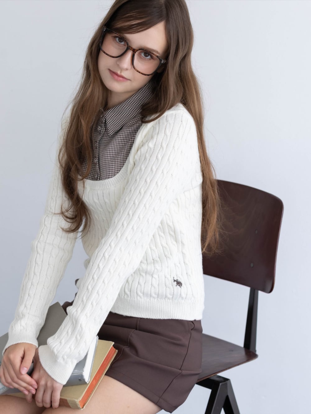 レッド系のパンプス、ブラウン系のその他パンツ、ホワイト系のニット/セーターを着用したレディースの夏コーディネートの7枚目の写真