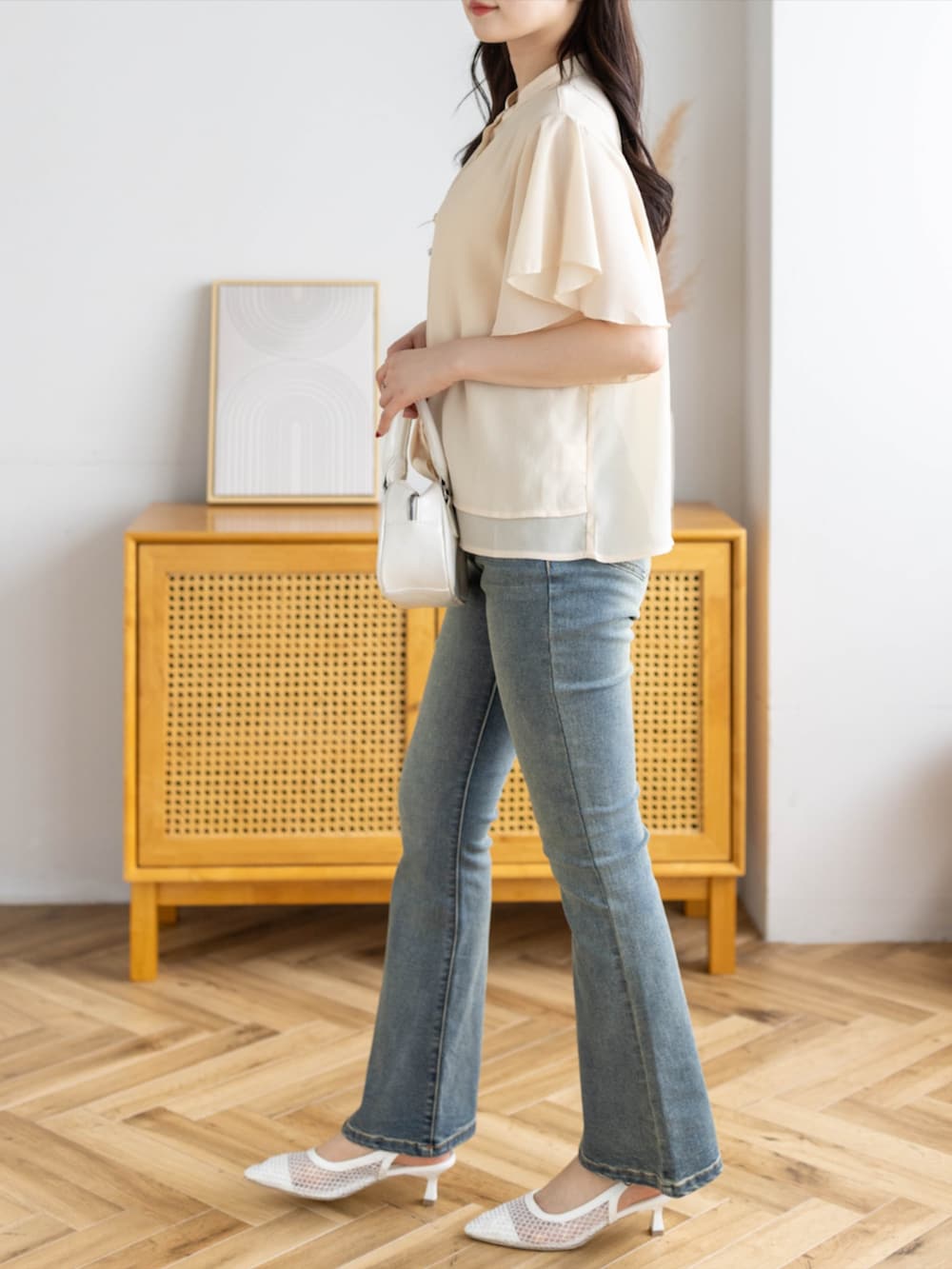ブルー系のデニムパンツ、ホワイト系のパンプス、イエロー系のシャツ/ブラウスを着用したレディースの夏コーディネートの5枚目の写真