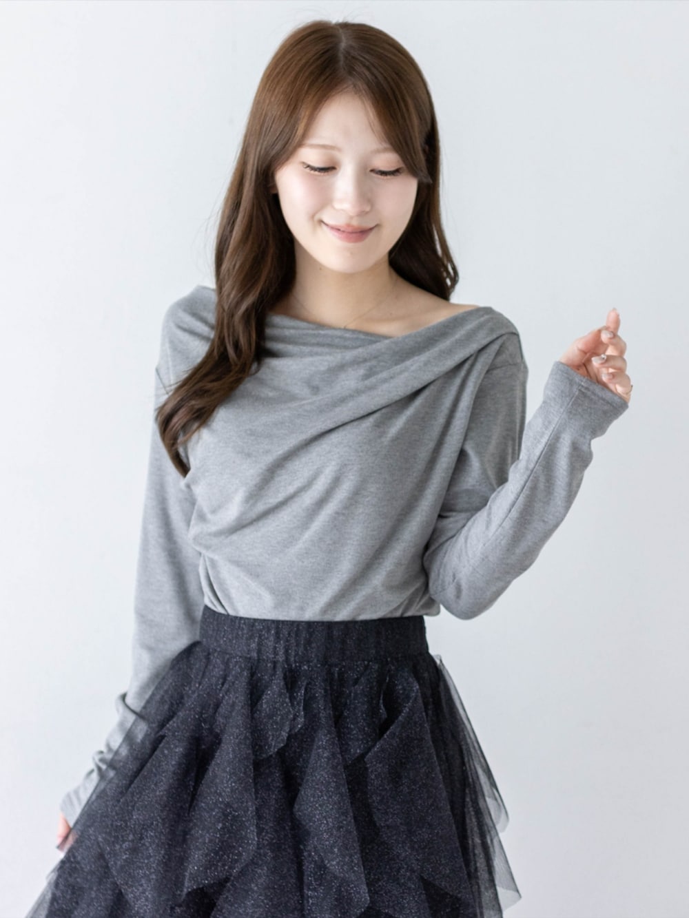 ブラック系のパンプス、ブラック系のスカート、グレー系のTシャツ/カットソーを着用したレディースの秋コーディネートの6枚目の写真