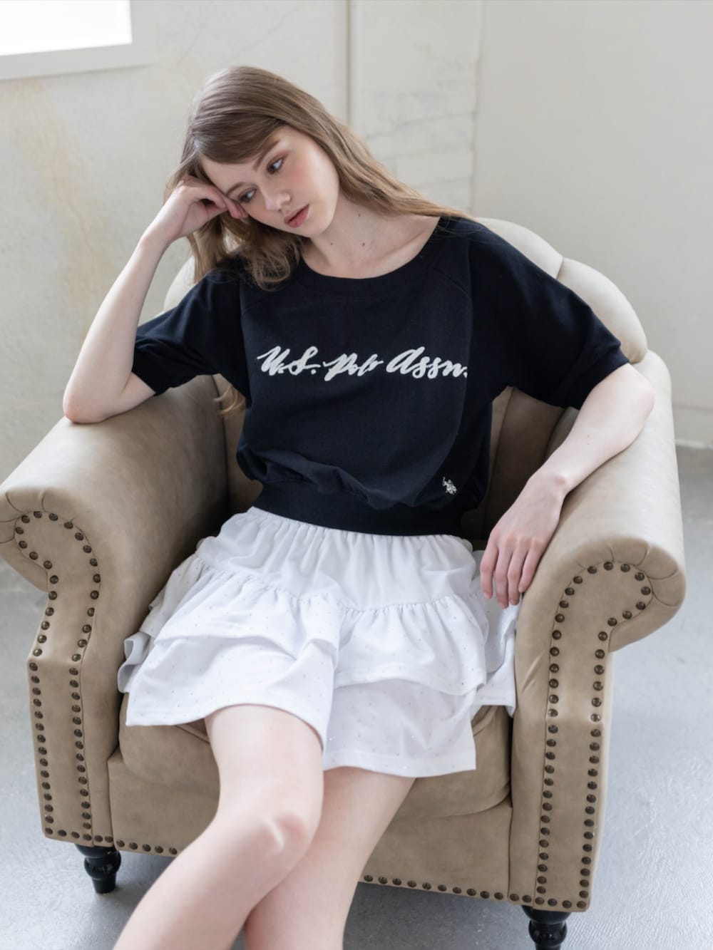 ブラック系のパンプス、ホワイト系のスカート、ブラック系のTシャツ/カットソーを着用したレディースの夏コーディネートの6枚目の写真