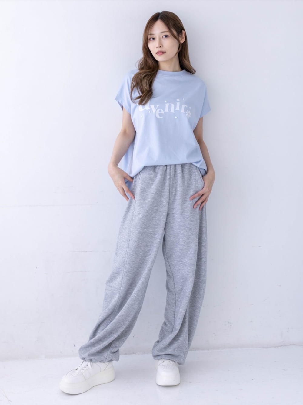 グレー系のスウェットパンツ、ブルー系のTシャツ/カットソーを着用したレディースの春コーディネートの3枚目の写真