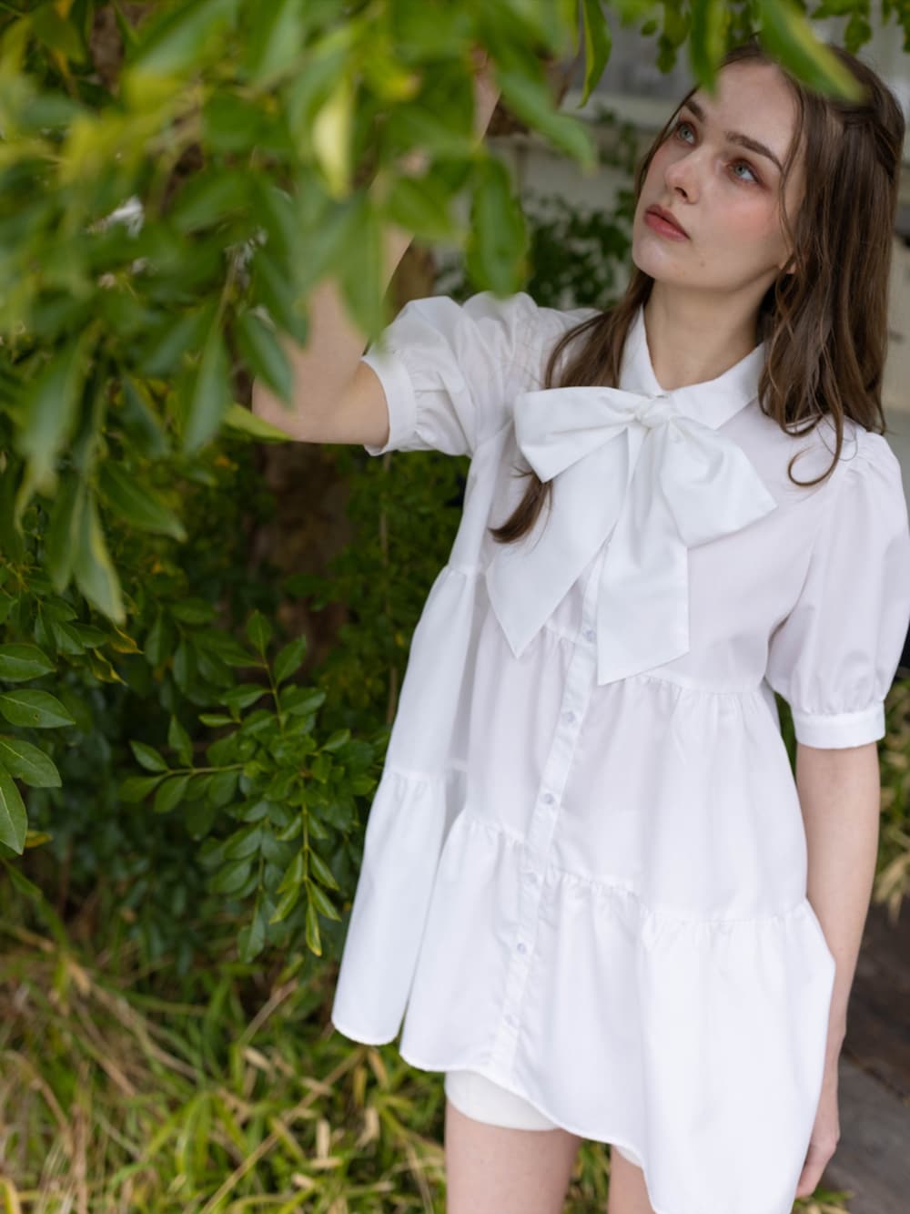 ホワイト系のその他パンツ、ブラック系のローファー、ホワイト系のワンピースを着用したレディースの夏コーディネートの6枚目の写真