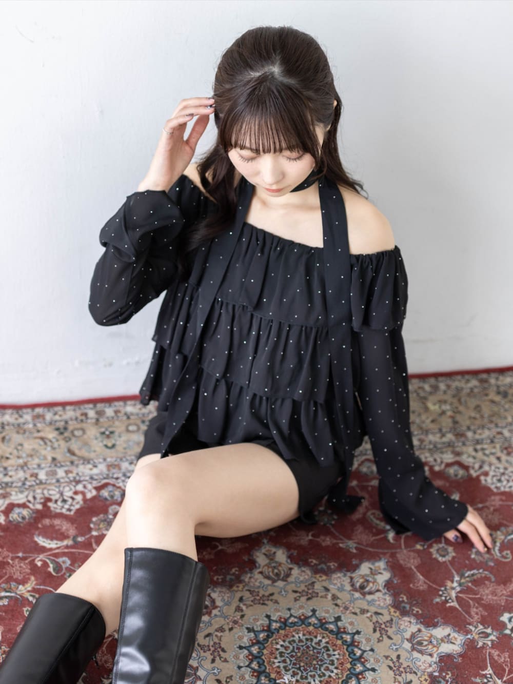 ブラック系のその他パンツ、ブラック系のシャツ/ブラウスを着用したレディースの夏コーディネートの8枚目の写真