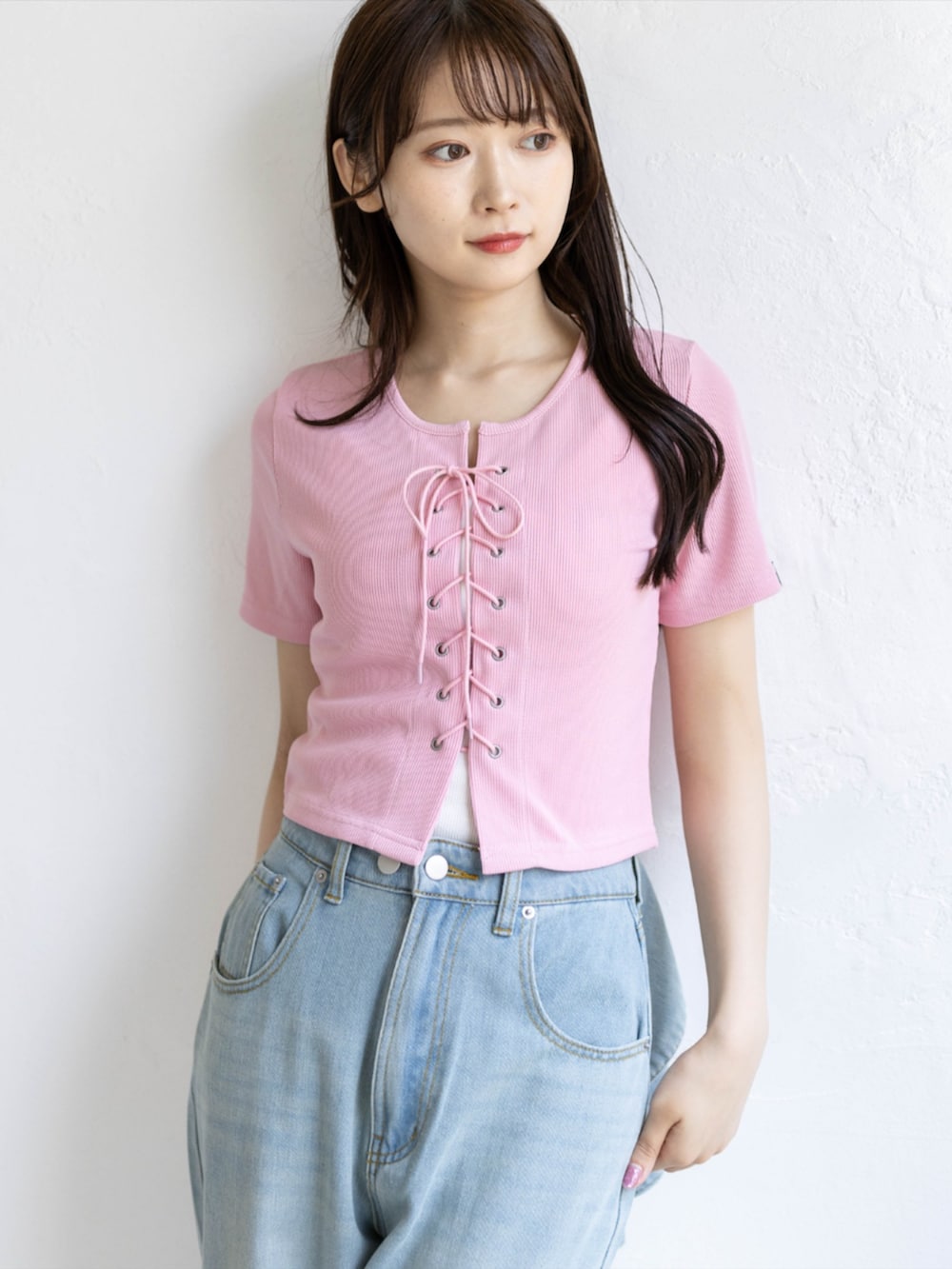 シルバー系のパンプス、ピンク系のTシャツ/カットソー、ブルー系のデニムパンツを着用したレディースの夏コーディネートの4枚目の写真