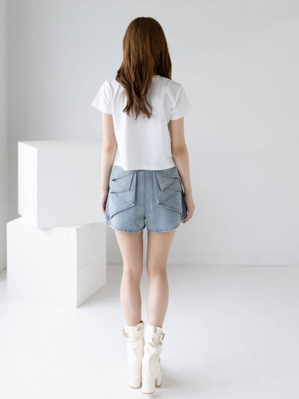 ホワイト系のTシャツ/カットソー、ホワイト系のサンダル、ブルー系のデニムパンツを着用したレディースの夏コーディネートの2枚目の写真