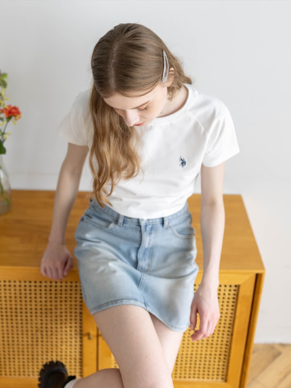 ブルー系のデニムスカート、ホワイト系のTシャツ/カットソーを着用したレディースの夏コーディネートの6枚目の写真