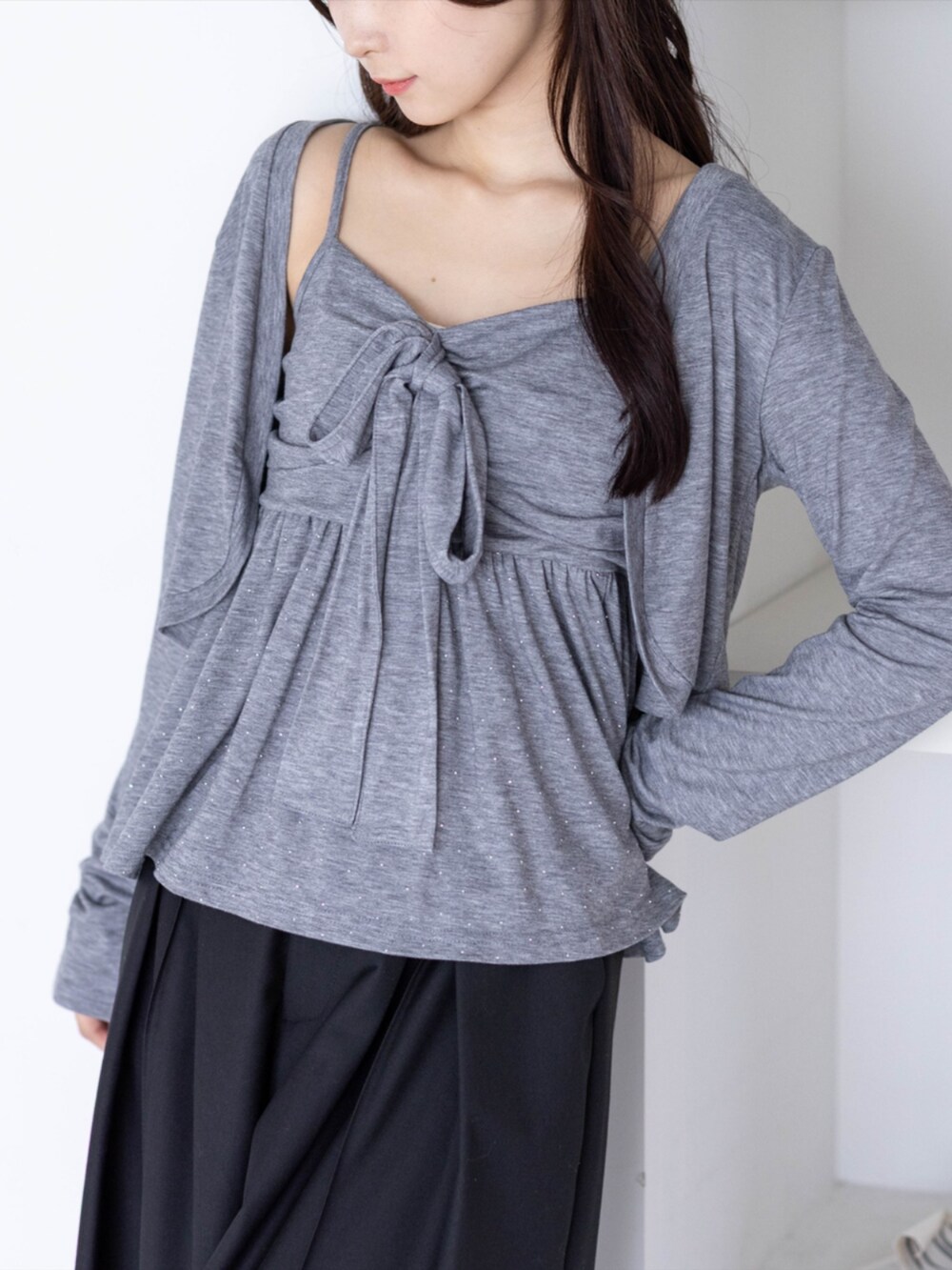 ブラック系のパンプス、ブラック系のその他パンツ、グレー系のTシャツ/カットソーを着用したレディースの夏コーディネートの5枚目の写真
