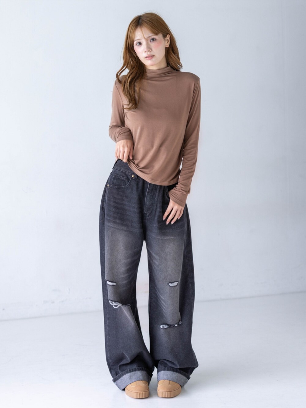 ブラック系のデニムパンツ、ブラウン系のTシャツ/カットソー、イエロー系のスニーカーを着用したレディースの夏コーディネートの3枚目の写真