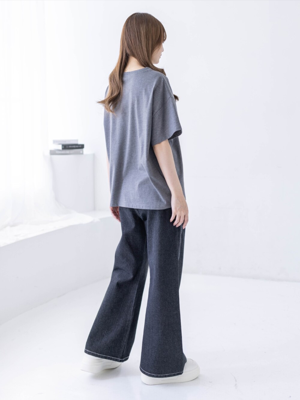 グレー系のTシャツ/カットソー、ブラック系のデニムパンツを着用したレディースの春コーディネートの2枚目の写真