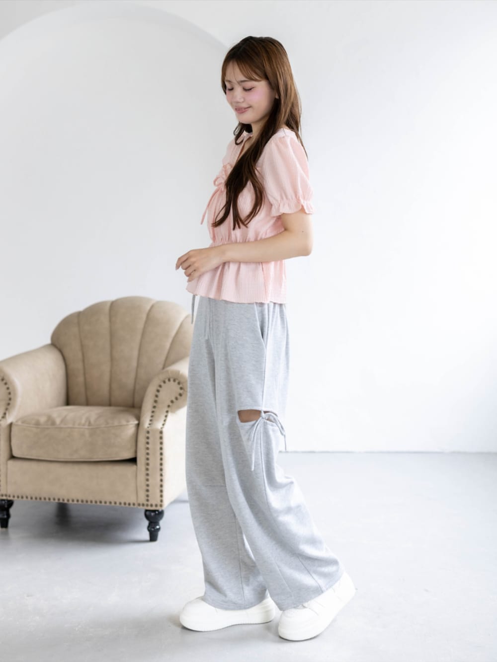 グレー系のスウェットパンツ、ピンク系のシャツ/ブラウスを着用したレディースの夏コーディネートの3枚目の写真