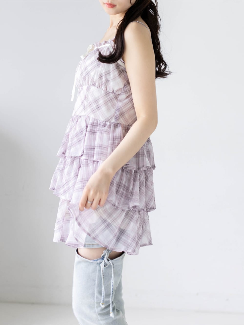 ホワイト系のパンプス、ブルー系のデニムパンツ、ベージュ系のワンピースを着用したレディースの夏コーディネートの4枚目の写真