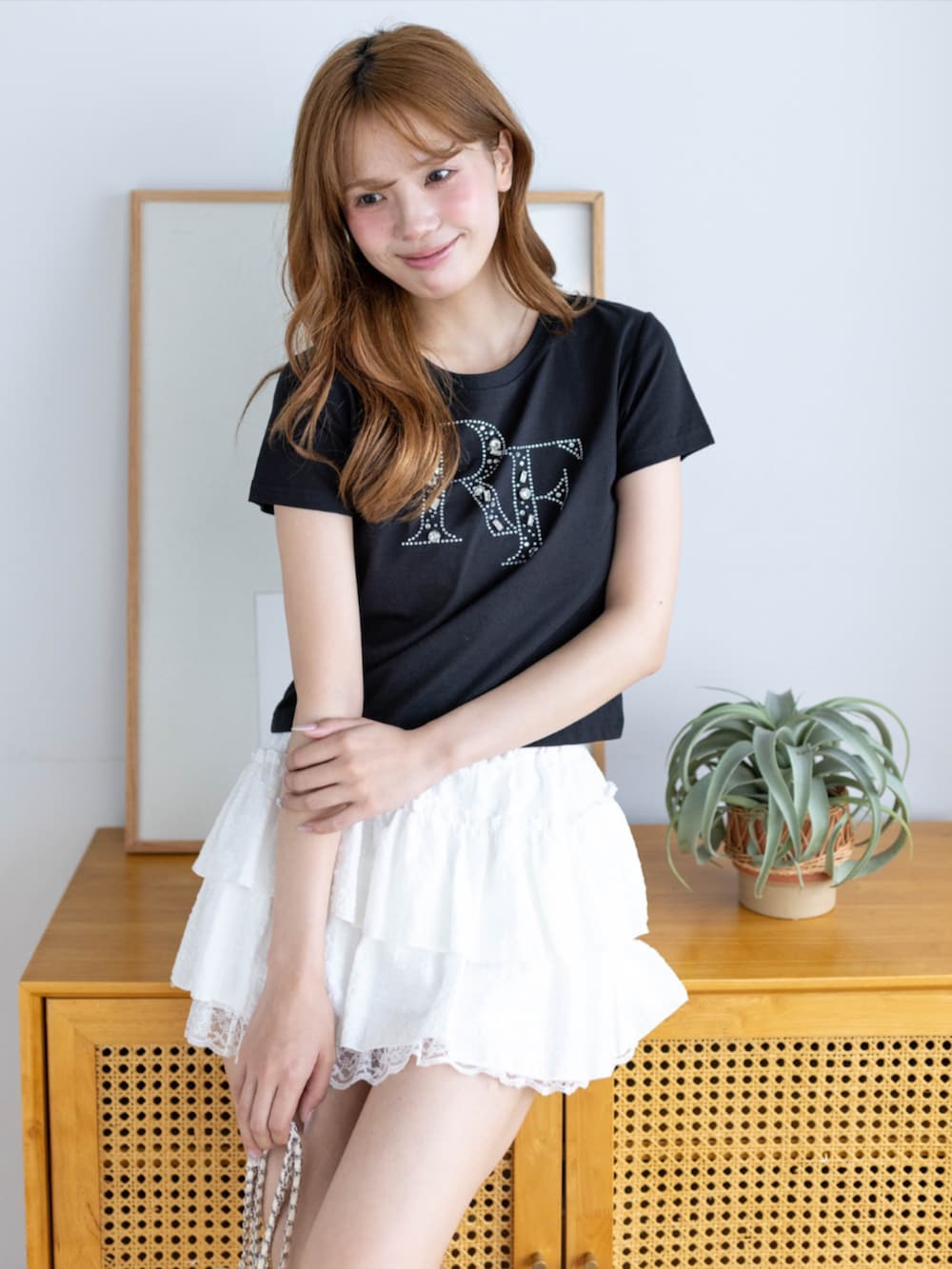 ホワイト系のスカート、ブラック系のTシャツ/カットソーを着用したレディースの夏コーディネートの4枚目の写真