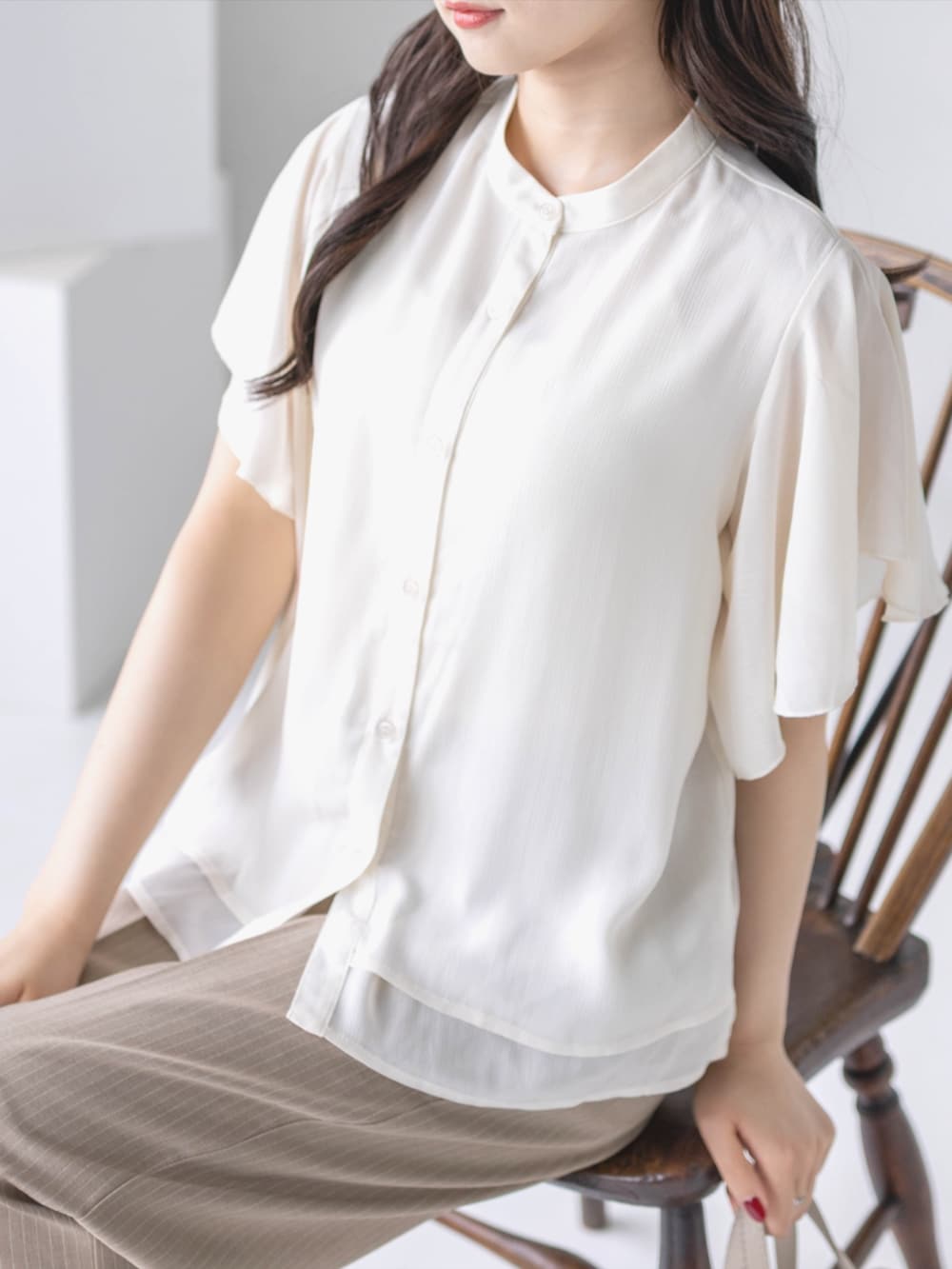 ベージュ系のスラックス、ホワイト系のパンプス、ホワイト系のシャツ/ブラウスを着用したレディースの夏コーディネートの9枚目の写真