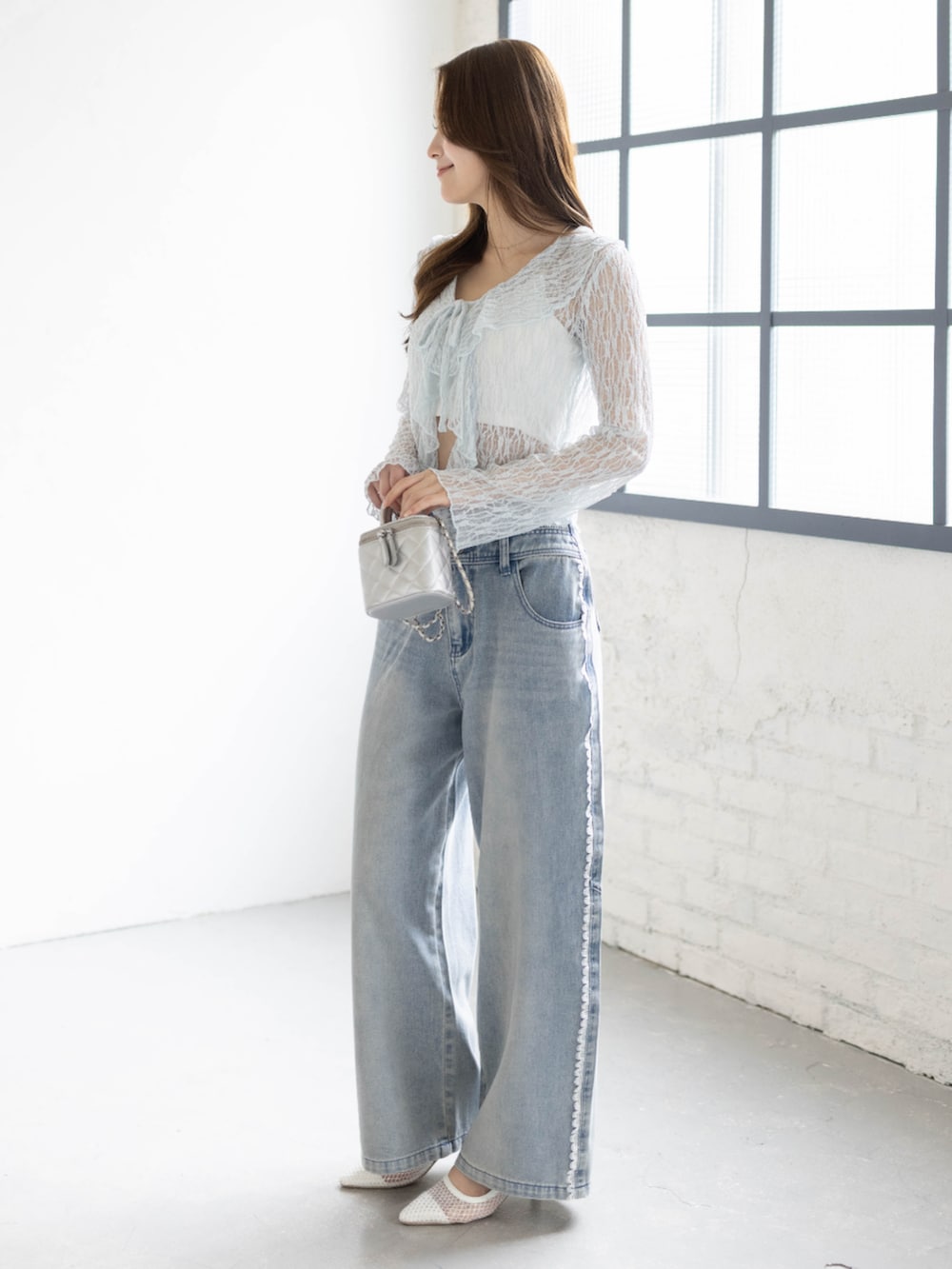 ホワイト系のパンプス、ブルー系のTシャツ/カットソー、ブルー系のデニムパンツを着用したレディースの春コーディネートの2枚目の写真