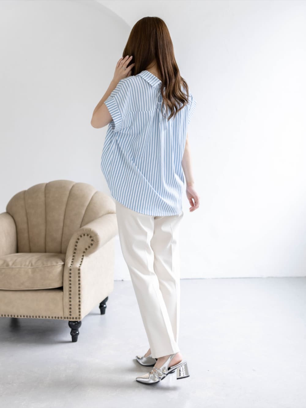 シルバー系のパンプス、ホワイト系のその他パンツ、ブルー系のシャツ/ブラウスを着用したレディースの夏コーディネートの5枚目の写真