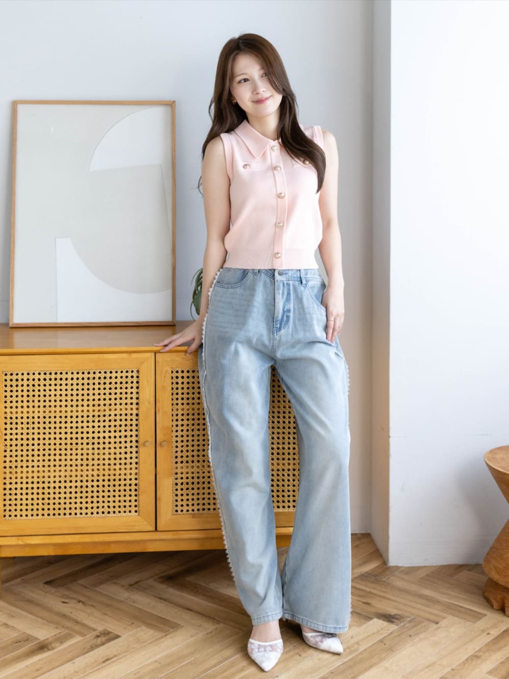 ブルー系のデニムパンツ、ホワイト系のパンプス、ピンク系のニット/セーターを着用したレディースの夏コーディネートの2枚目の写真