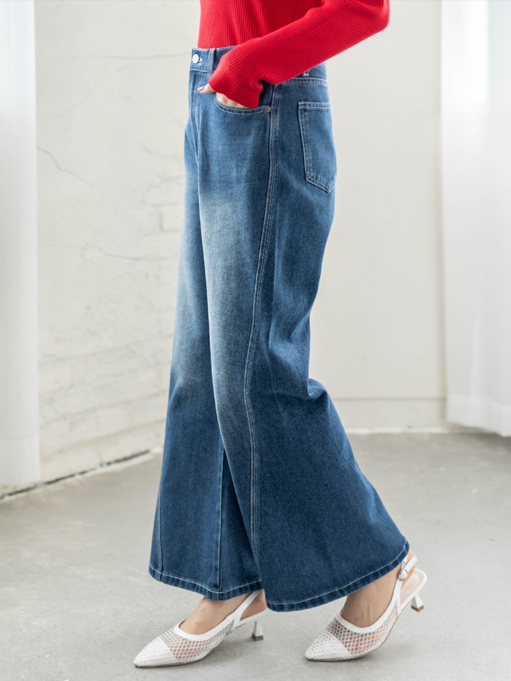 ホワイト系のパンプス、ブルー系のデニムパンツ、レッド系のニット/セーターを着用したレディースの夏コーディネートの7枚目の写真