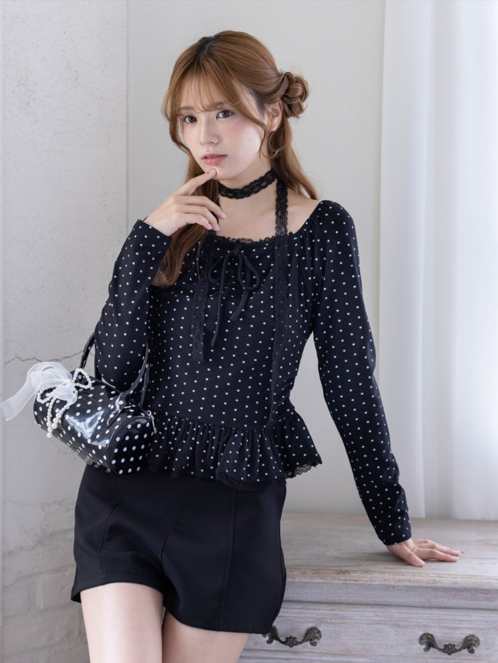 ブラック系のその他パンツ、ブラック系のボストンバッグ、ブラック系のブーツを着用したレディースの秋コーディネートの8枚目の写真