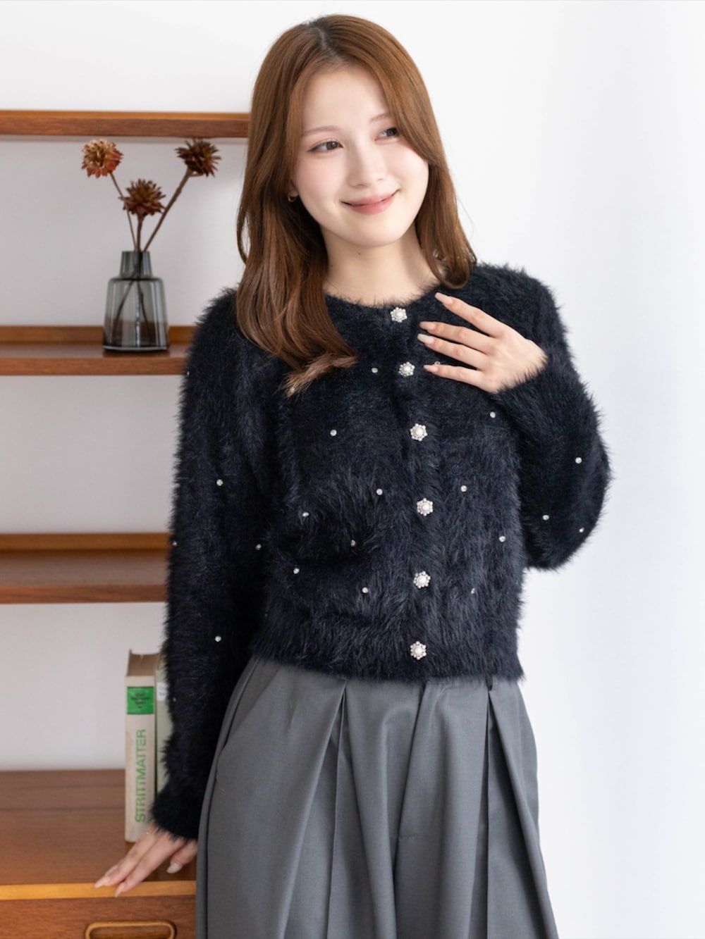 ブラック系のブーツ、グレー系のその他パンツ、ブラック系のカーディガン/ボレロを着用したレディースの秋コーディネートの8枚目の写真