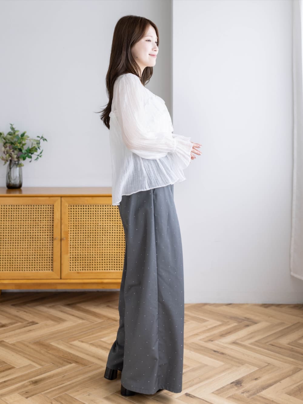 ブラック系のパンプス、グレー系のその他パンツ、ホワイト系のシャツ/ブラウスを着用したレディースの夏コーディネートの3枚目の写真