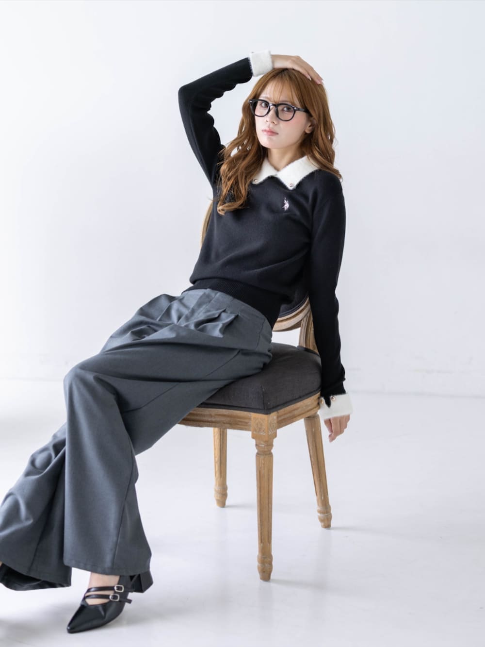 グレー系のスラックス、ブラック系のパンプス、ブラック系のニット/セーターを着用したレディースの秋コーディネートの6枚目の写真