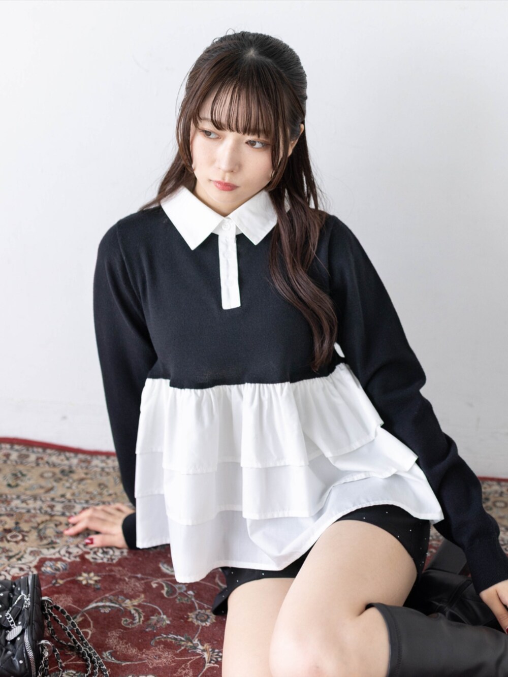ブラック系のその他パンツ、ブラック系のブーツ、ブラック系のニット/セーターを着用したレディースの秋コーディネートの10枚目の写真