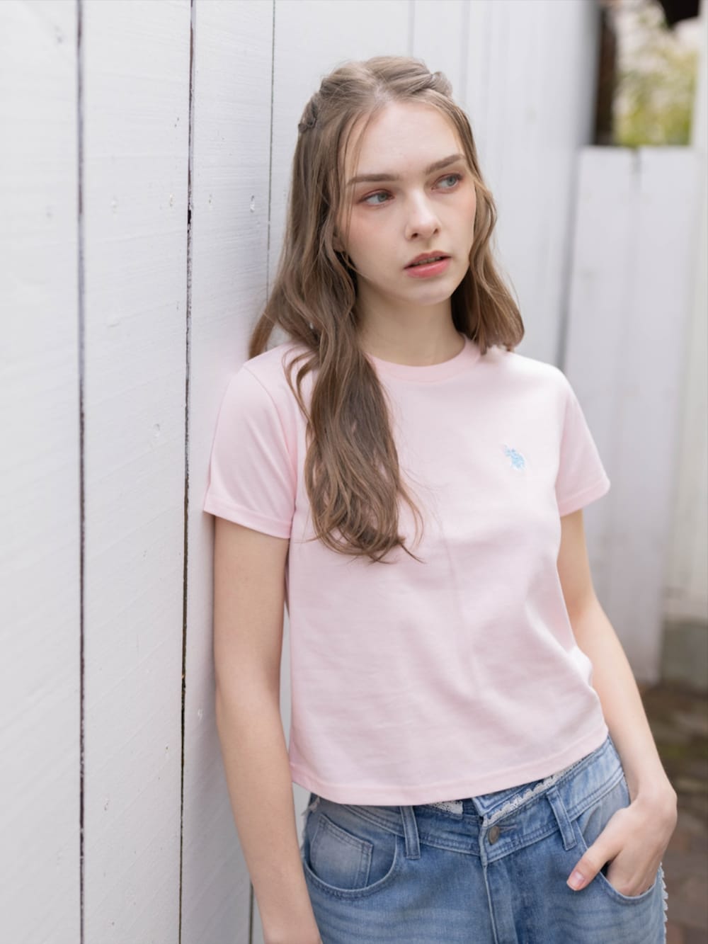 ブルー系のデニムパンツ、シルバー系のサンダル、ピンク系のTシャツ/カットソーを着用したレディースの夏コーディネートの3枚目の写真