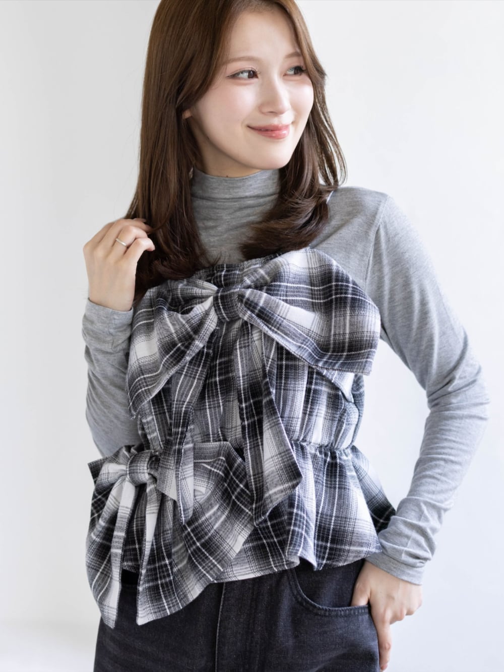 グレー系のTシャツ/カットソー、ブラック系のデニムパンツ、ブラック系のブーツを着用したレディースの秋コーディネートの4枚目の写真