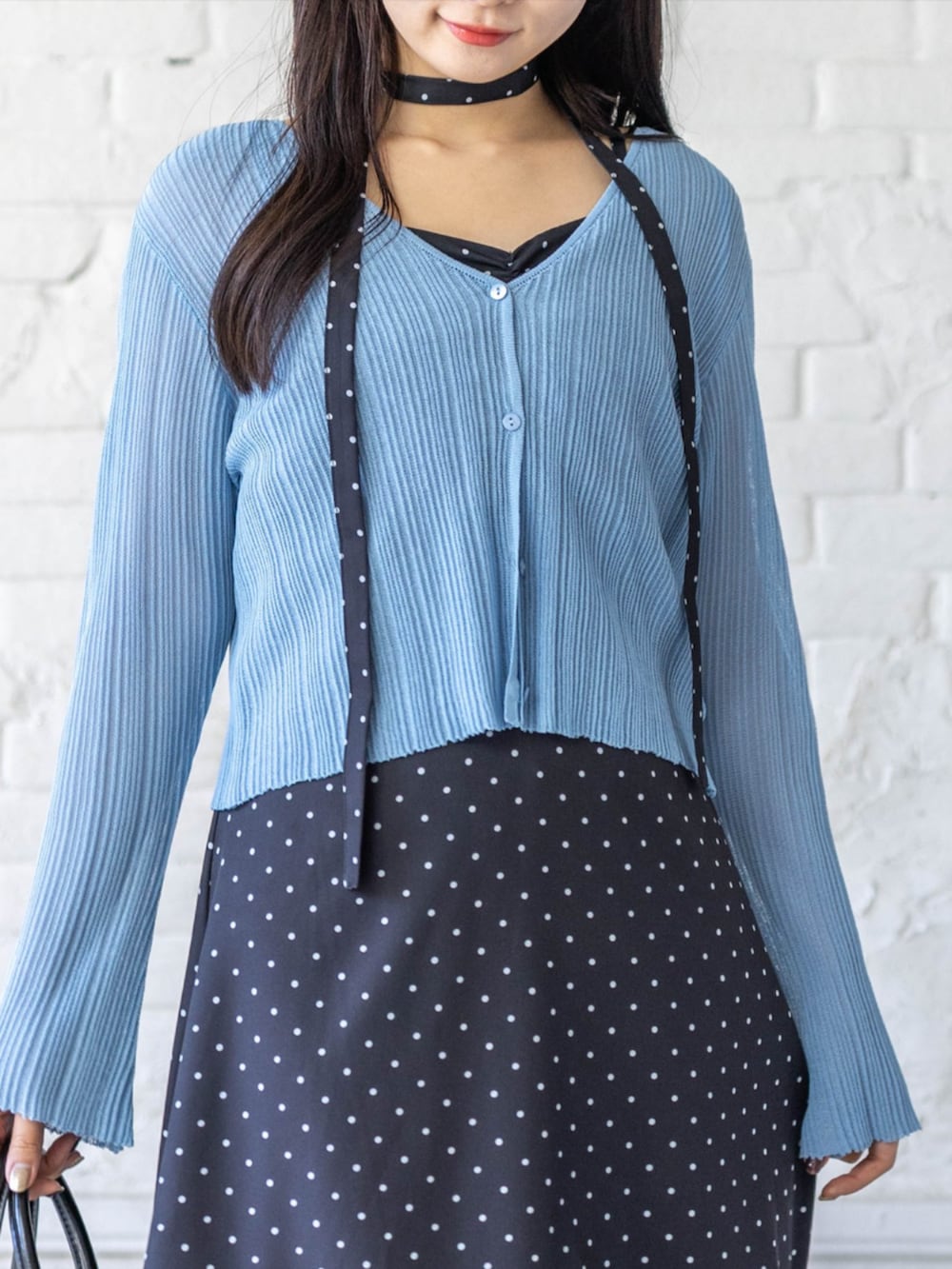 ブラック系のパンプス、グレー系のカーディガン/ボレロ、ブラック系のワンピースを着用したレディースの春コーディネートの4枚目の写真