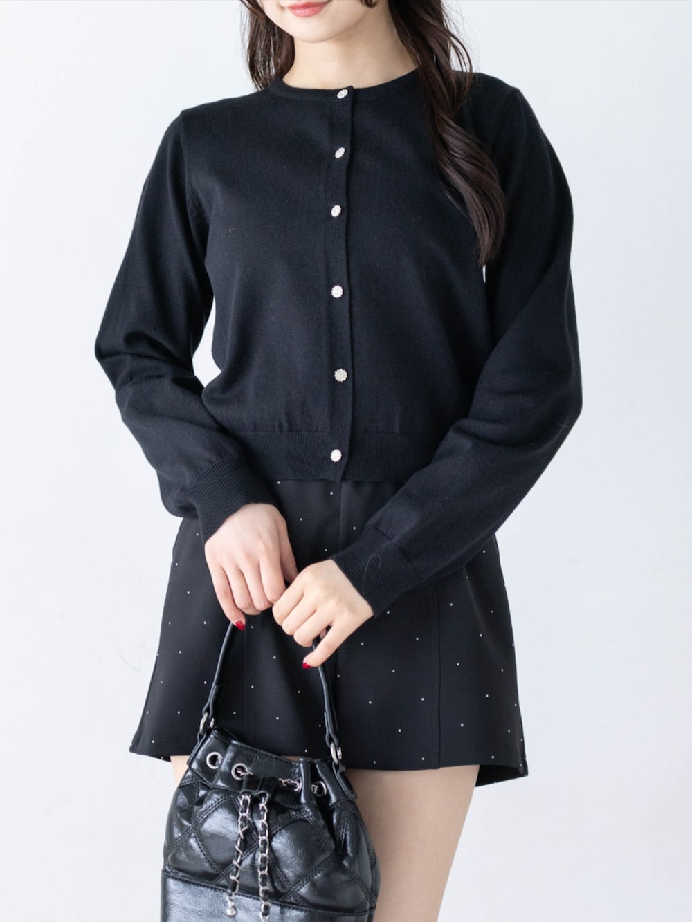 ブラック系のその他パンツ、ブラック系のブーツ、ブラック系のニット/セーターを着用したレディースの秋コーディネートの4枚目の写真