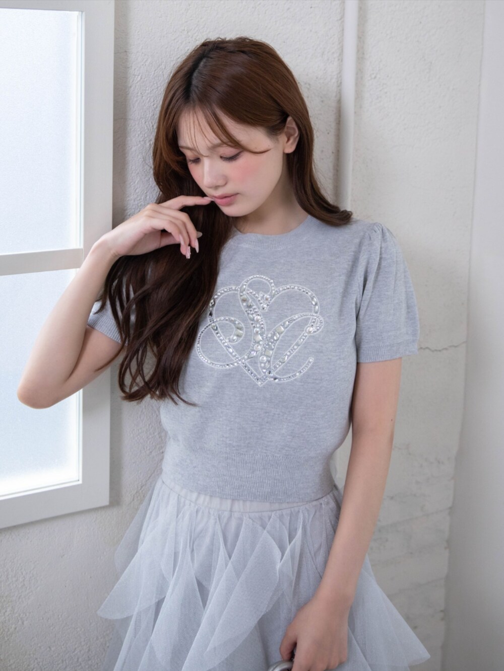 ホワイト系のパンプス、グレー系のスカート、グレー系のニット/セーターを着用したレディースの春コーディネートの5枚目の写真