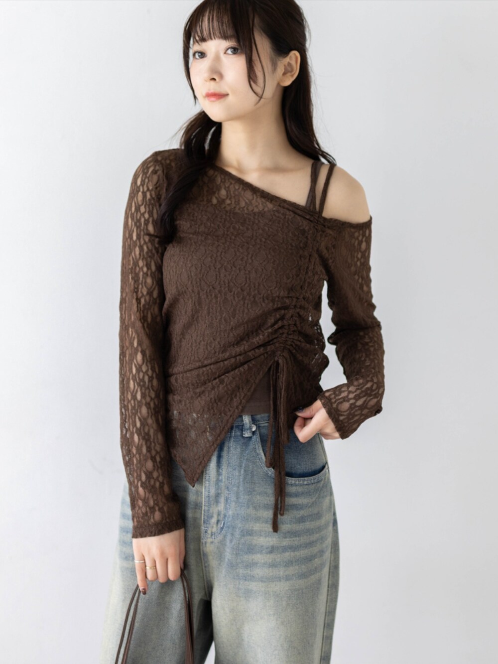 ブラック系のパンプス、ブラウン系のショルダーバッグ、ブラウン系のアンサンブルを着用したレディースの夏コーディネートの8枚目の写真