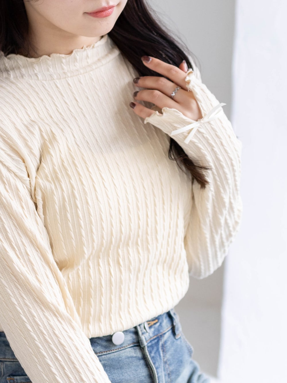 ブルー系のデニムパンツ、ベージュ系のTシャツ/カットソー、ブラック系のパンプスを着用したレディースの春コーディネートの5枚目の写真