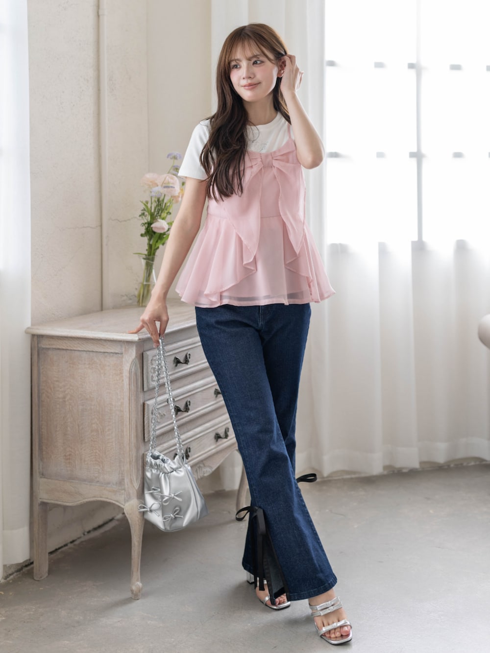 ピンク系のキャミソール、シルバー系のサンダルを着用したレディースの春コーディネートの2枚目の写真