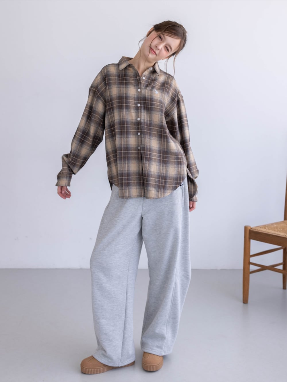 グレー系のスウェットパンツ、イエロー系のスニーカー、ブラウン系のシャツ/ブラウスを着用したレディースの夏コーディネートの2枚目の写真