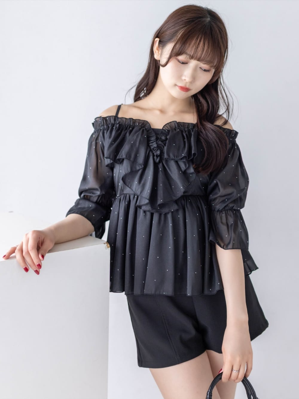 ブラック系のブーツ、ブラック系のその他パンツ、ブラック系のハンドバッグを着用したレディースの夏コーディネートの6枚目の写真